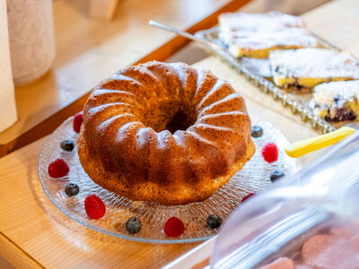 Selbstgemachte Süßspeisen am Frühstücksbuffet