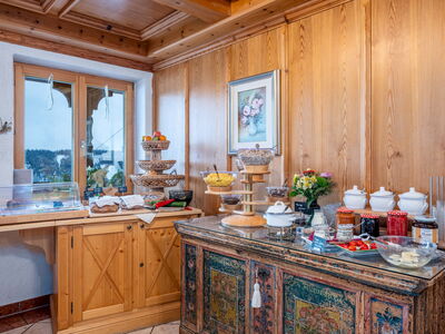 Reichhaltigen Frühstücksbuffet voller regionaler und hausgemachter Produkte